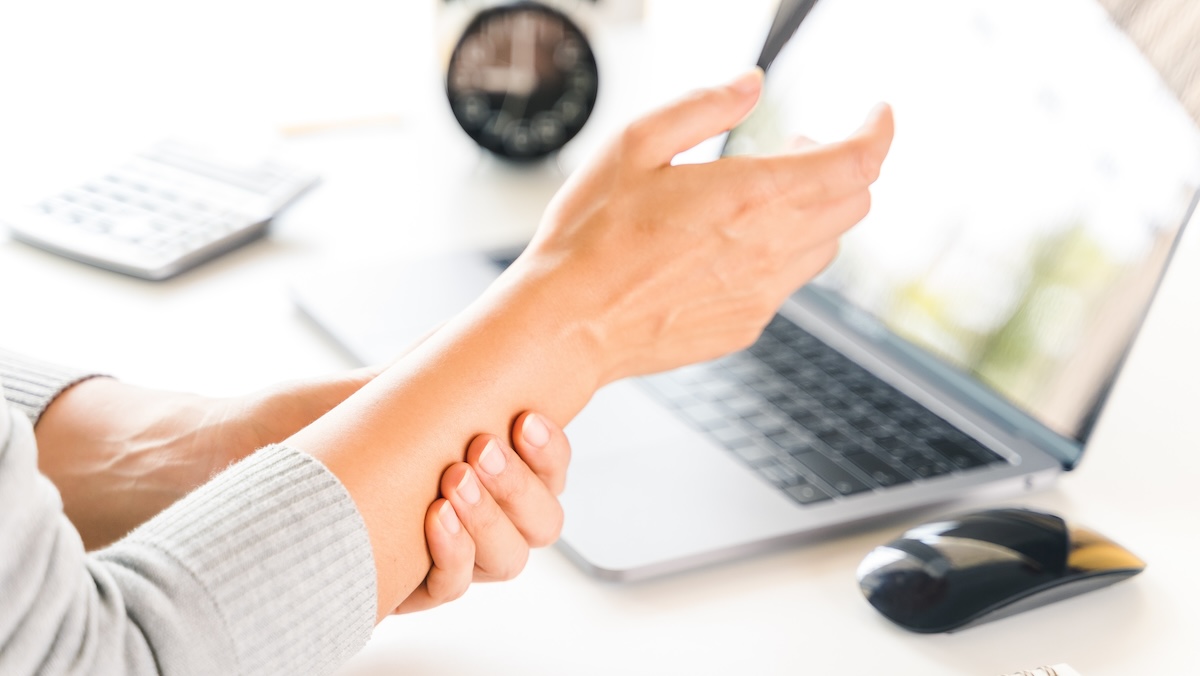 user feeling wrist pain for not using the right mouse and desk mouse pad 