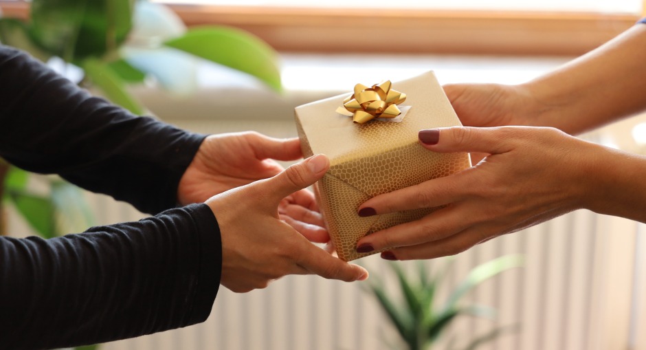 Two colleagues exchanging secret santa gifts from Ergolink 