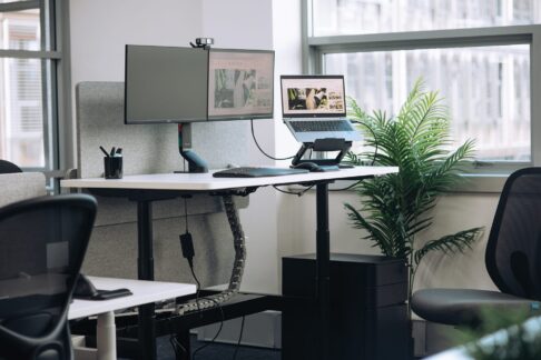 Syntra Back-to-Back Height Adjustable Workstation with Cable Tray