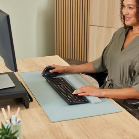Breyta Vertical Mouse 2 in 1 Connectivity – Medium Right Hand